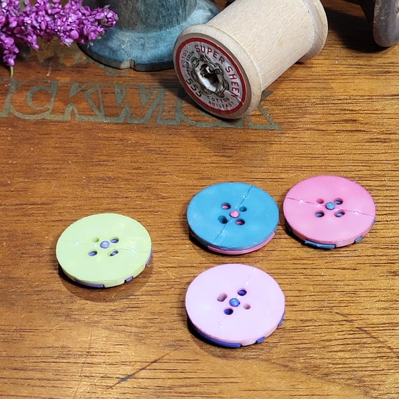 Vintage Lot of Plastic Round Polka Dot Pastel Four Hole Sewing Buttons ~ 4pcs - Picture 11 of 13